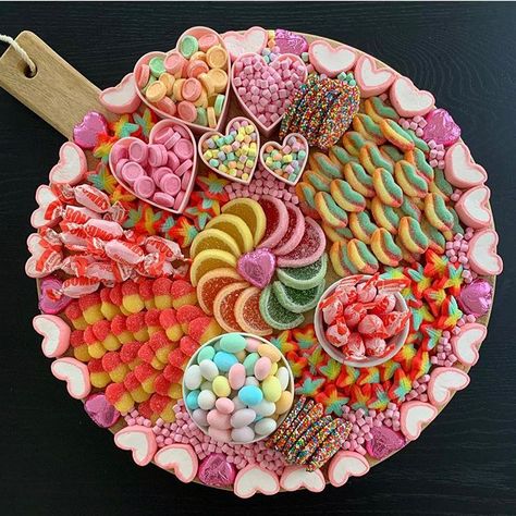 I love seeing everyone joining in on the dessert/candy board train. Let’s make this a thing!! I mean, the upcoming Halloween possibilities… Platers Ideas, Kabob Ideas, Sweet Platter, Candy Platter, Candy Boards, Graze Boxes, Halloween Charcuterie Board, Sommer Mad, Halloween Charcuterie