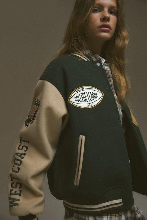 Collage Jacket Outfits, Jersey Jacket Outfit, Pull Bear Outfits, Pull And Bear Outfit, Senior Jackets, Coast Outfit, Varsity Jacket Women, Fleece Jackets, Racer Jacket