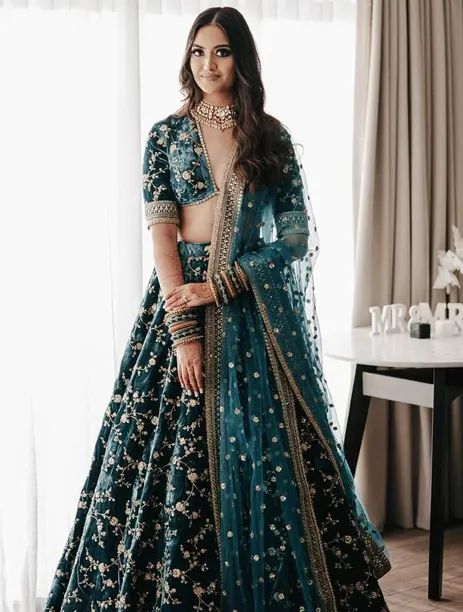 Lehenga Choli Designs, Bridal Lehenga Designs, Reception Outfit, Sabyasachi Lehenga, Lehenga Choli Wedding, Indian Outfits Lehenga, Nikkah Dress, Wedding Lehenga Designs, Green Lehenga