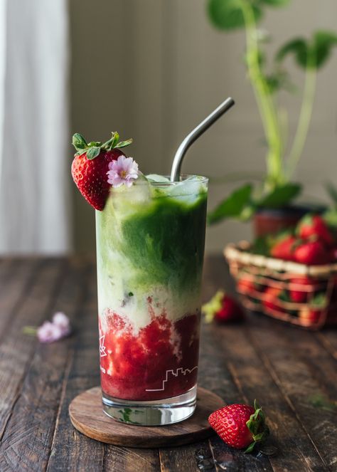 Strawberry Matcha Latte, Strawberry Rhubarb Sauce, Matcha Drink Recipes, Matcha Oats, Matcha Iced, Leftover Strawberries, Iced Latte Recipe, Rhubarb Sauce, Strawberry Matcha