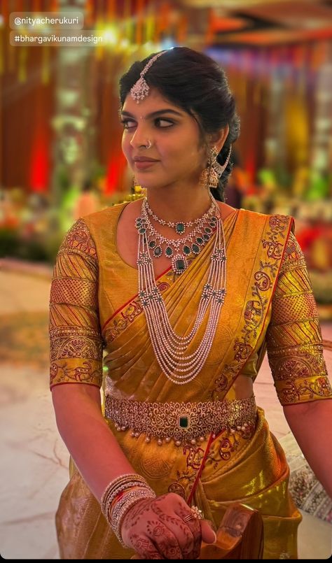 Telugu Jewellery, South Indian Bride Jewellery, Boat Neck Blouse Design, Bridal Sarees South Indian, New Saree Blouse Designs, Traditional Blouse Designs, Indian Bride Outfits, Bridal Attire, Wedding Saree Collection