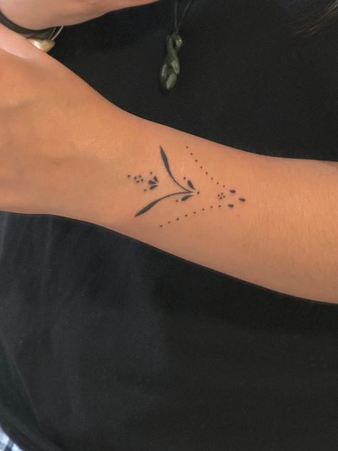 Tattoos Pale Skin, Stars Wrapped Around Arm Tattoo, Ornamental Palm Tattoo, Austrian Tattoo, Dainty Leg Tattoos, Orientalism Art Tattoo, Dainty Wrist Tattoos For Women, Tattoo Ideas Female Western, Iranian Tattoo