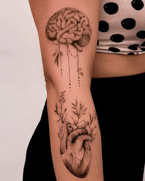 Brain And Heart Tattoo, Stethoscope Tattoo, Human Heart Tattoo, Anatomical Tattoos, Anatomy Tattoo, Brain Tattoo, Tattoo Design For Women, Women Afro, Herz Tattoo