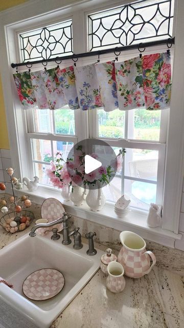 Penny/Happy Days Farm® on Instagram: "Make this no-sew valance using beautiful cloth napkins, tension rods, and curtain clip rings! So easy! . If you have any questions,  let me know below!  . . #kitchendecor #curtains #easydiy #cottagecoreaesthetic #cottagestyledecor #aprilcornell #kitchensofinstagram #curtainsdesign #easydecor #floraldecor #betterhomesandgardens #mackenziechilds #floralinspiration #homeinterior #homeinspo" Diy Kitchen Curtains Above Sink, Kitchen Curtain Ideas Modern, Kitchen Curtain Ideas Above Sink, Curtain Ideas For Kitchen, Curtain Valance Ideas, No Sew Valance, Curtain Clip Rings, Attic Kitchen, Happy Day Farm