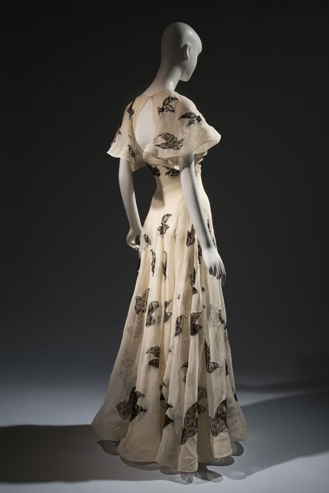 Madeleine Vionnet  Evening gown  Ivory silk organza with black lace insets  1937, France  Collection of Beverley Birks  Photo: Eileen Costa/The Museum at FIT Sophia Kokosalaki, Vintage Fashion 1930s, Madeleine Vionnet, 1930 Fashion, 30s Fashion, Vintage Gowns, 1930s Fashion, Old Fashion, Historical Dresses