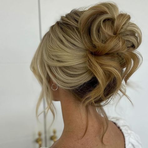 Channeling 90s vibes with our hair bun ✨🌈 Destination Wedding Hair, Formal Hairstyles Updo, Cute Ponytail Hairstyles, Blonde Updo, Classic Updo, Hoco Hairstyles, 90s Hairstyles, 90s Vibes, Wedding Hairstyles Updo