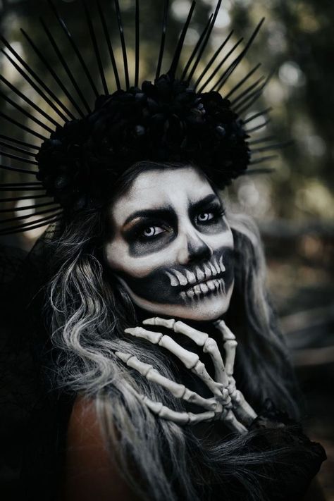 Skeleton Queen, Läskig Halloween, Horror Photography, Creepy Halloween Makeup, Skeleton Makeup, Spooky Party, Halloween Photography, Halloween Queen, Halloween Makeup Inspiration