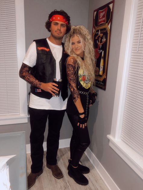 Biker Dude Halloween Costume, Biker Babe Halloween Costume, Harley Davidson Couple Costume, Bikers Couple Costume, Biker Festival Outfit, 80s Fashion Couples, Biker Couple Halloween Costume, Motorcycle Halloween Costumes, Rocker Couple Costume