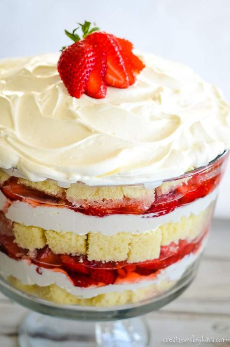 Strawberry Trifle With Pound Cake, Trifle With Pound Cake, Pound Cake Cream Cheese, Strawberry Cheesecake Trifle Recipe, Strawberry Cheesecake Trifle, Dessert Trifle, Trifle Bowl Recipes, Trifle Dessert Recipes, Strawberry Shortcake Trifle