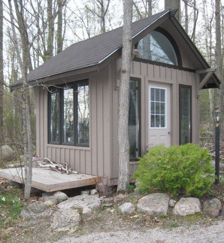 Pictured here is a small 10′x10′ cabin by Thunder Beach Wood Works – located in Lindsay, Ontario. Cottage Bunkie, Writers Studio, Bunkie Ideas, Backyard Office Shed, Studio Cottage, Tiny House Cottage, Office Shed, Tiny House Storage, Small Cottages