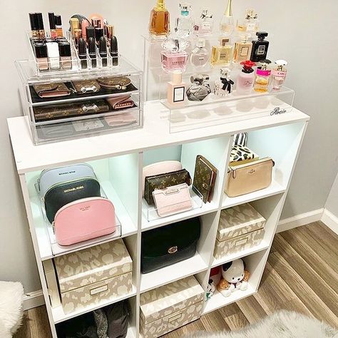 Storage Apartment Ideas, Purse Organization Ideas Bedroom, Beauty Room Organization, Vanity Bookshelf, Cube Storage Ideas, Vanity Organization Ideas, How To Organize Makeup, Cube Storage Decor, Glam Office Decor