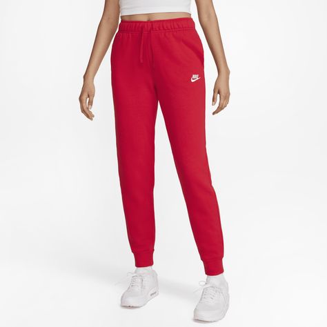 Club Fleece, universally loved for its coziness and consistency, is for everyone. These mid-rise Club Fleece pants have a soft, familiar feel that makes it easy to stay warm and comfortable. Nike Sweatpants Women, Red Nike Sweatpants, Jogging Nike, Sweatpants Women, Nike Sportswear Club Fleece, Shoulder Off, Nike Joggers, Nike Sweatpants, Red Nike