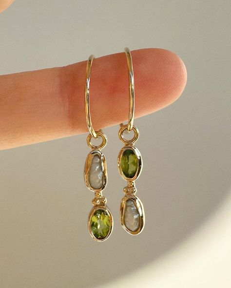 Green Jewellery Aesthetic, Gold Dangly Earrings, 2025 Jewelry Trends, Jem Earrings, Earrings Aesthetic Gold, Cute Earrings Aesthetic, Earing Inspiration, Green Gold Jewelry, Prom Jewellery