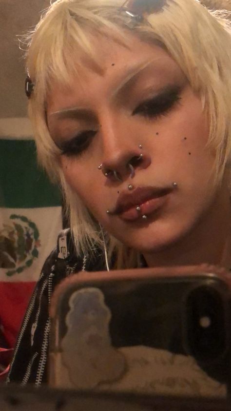 Cool Facial Piercings, Piercing Setup Face, Earring Setup, Gauged Septum, Piercing Setup, Alt Septum Piercing, Stretched Septum Pincher, Septum Piercing Aesthetic Grunge, Face Piercings Aesthetic Grunge