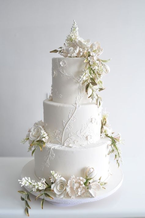 Wedding Cake Designs 3 Tier Floral, Wedding Cake Floral Simple, Real Flowers On Wedding Cake, Wedding Cake Inspo Simple, Wedding Cake 3 Tier Elegant, 3 Tier Wedding Cake Elegant, Wedding Cake Princess, White Flower Wedding Cake, White Floral Wedding Cake