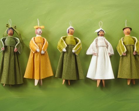 Making Vintage Style Clothespin Dolls! 1960s Kitsch Craft Project – Smile Mercantile Craft Co. Clothespin People, Diy Dolls, Wood Peg Dolls, Wooden Clothespins, Clothespin Dolls, Peg People, Clothes Pin Crafts, Pin Doll, Sewing Dolls