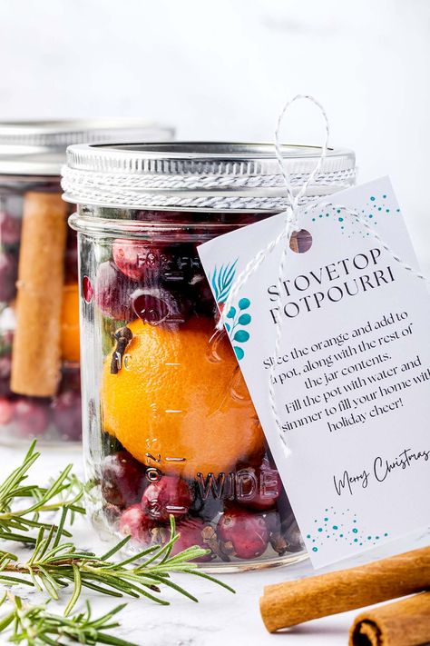 christmas potpourri in a jar Potpourri Jars, Christmas Gifts For Teachers, Holiday Potpourri, Potpourri Gift, Free Printable Christmas Gift Tags, Simmering Potpourri, Potpourri Recipes, Best Friend Christmas Gifts, Christmas Gifts Ideas