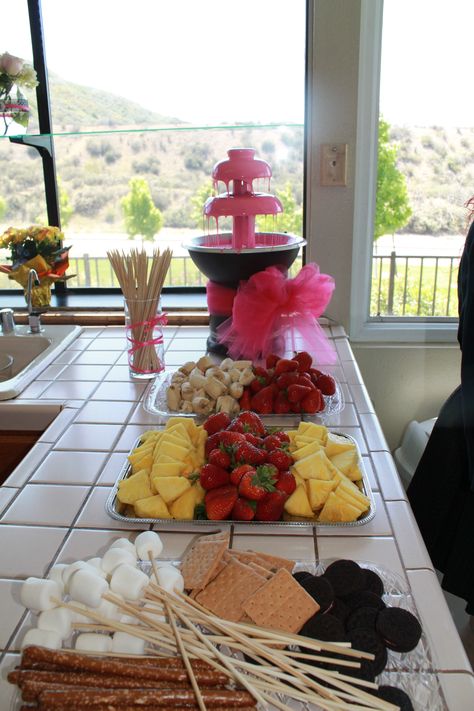 Hot pink chocolate fountain...had a beautiful tall fountain at my shower with all these goodies. Graham cracker and strawberries were the best! Pink Chocolate Fountain, Chocolate Fountain Ideas, Kids Candy Bar, Chocolate Fountain Bar, Chocolate Fountain Recipes, Chocolate Fondue Fountain, Fondue Fountain, Baby Shower Fruit, Chocolate Peanut Butter Brownies