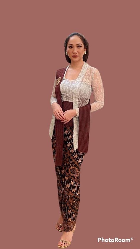 Outfit Kondangan Casual, Kutu Baru Modern, Indonesian Kebaya, Model Dress Kebaya, Dress Muslim Modern, Kebaya Lace, Batik Dress Modern, Kebaya Wedding, Kebaya Modern Dress