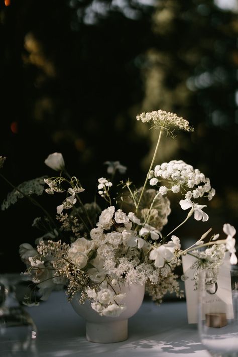 Green And White Whimsical Wedding, Minimalist Center Piece Wedding, White Wedding Florals Tables, Chic Minimal Wedding, Wedding White Floral Centerpieces, Whimsical White Wedding Flowers, 2024 Wedding Floral Trends, Modern White Floral Arrangements, Black And White Garden Party