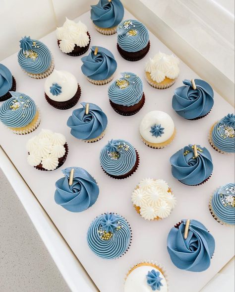 Beautiful & delicious cupcakes✨ Perfect for weddings & bridal showers 😍😍 Cupcakes by @onlysweetco Modern Cupcakes Design, Minimalist Cupcakes Design, Cupcake Ideas For Men, Cupcake Designs For Men, Celestial Cupcakes, Mini Cupcakes Wedding, Baby Shower Cupcakes Boy, Mini Cupcakes Decorating, Wedding Cupcake Designs