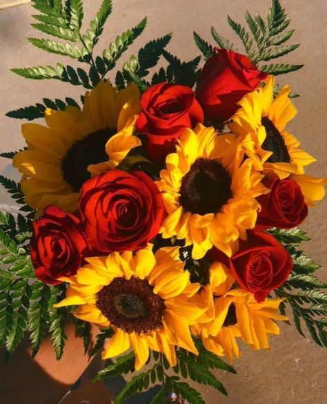 Roses With Sunflowers, Rose And Sunflower Bouquet, Sunflowers With Roses, Sunflower Bouquet Gift, Sunflower And Rose Bouquet, Sunflowers And Roses, Aesthetic Roses, Boquette Flowers, Sunflower Bouquets