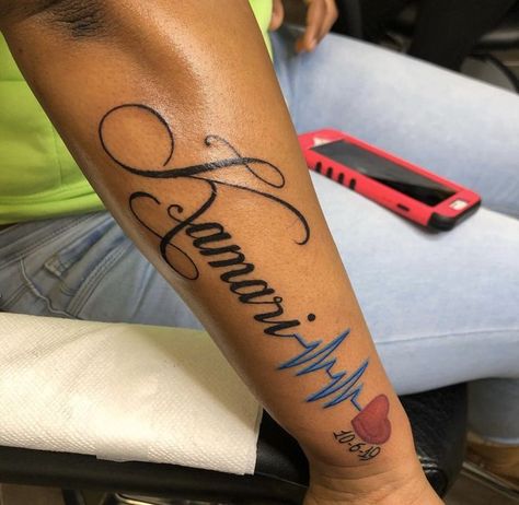 Black Couple Tattoos, Tatoos Names, Tattoos For My Daughter, Boyfriend Name Tattoos For Women, Baby Girl Tattoo Ideas, Baby Girl Tattoo, Cute Name Tattoos, Baby Tattoos For Moms, Girl Tattoo Ideas