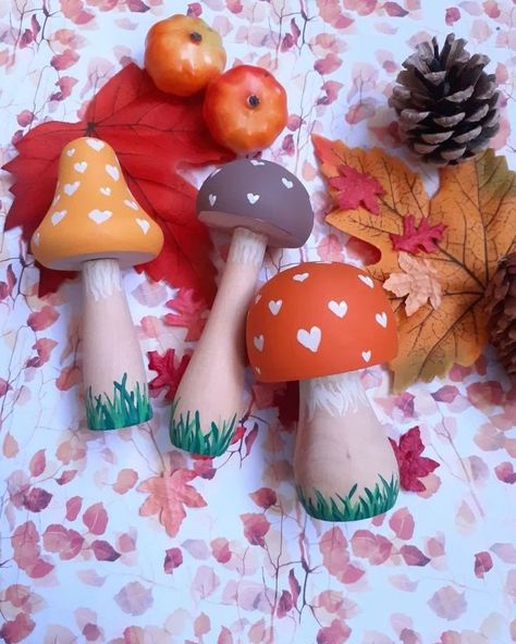 Painted Mushrooms Wooden, Painted Wooden Mushrooms Ideas, Wooden Mushrooms Painted, Painted Wooden Mushrooms, Painting Mushroom, Wood Mushrooms, Wood Halloween Decorations, Painted Mushrooms, Fairy Toadstool