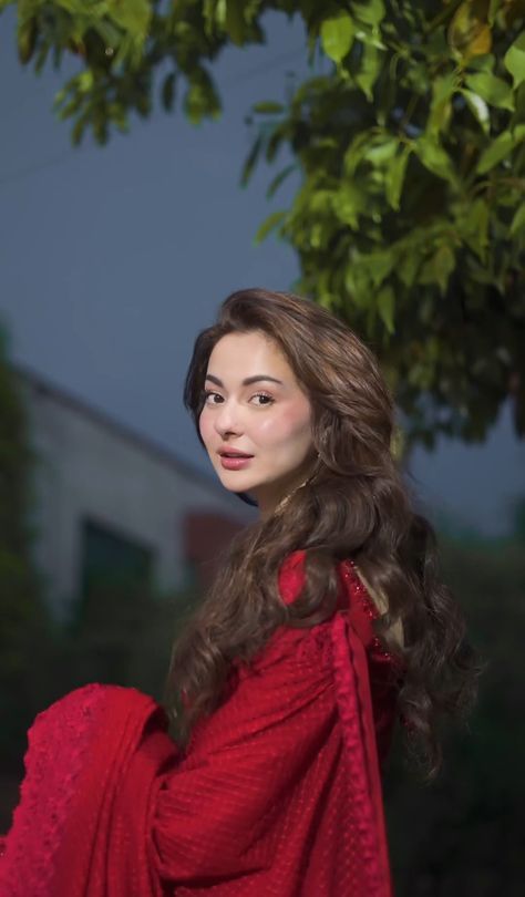 Hania Hairstyles, Hania Amir In Red Saree, Hania Amir Red Saree, Hania Amir Saree, Pakistani Actress Hairstyle, Color Corrector Palette, Hania Amir Dresses, Haina Amir, Pakistani Actress Dresses