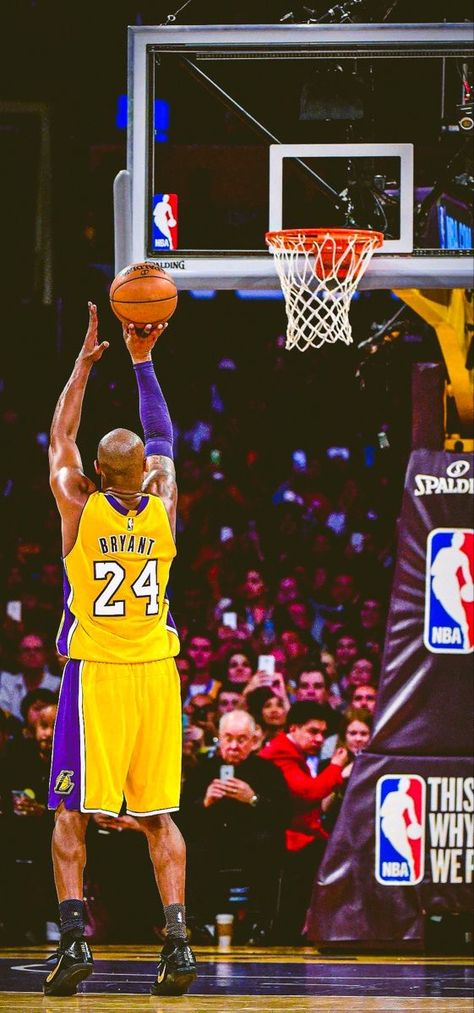 Nba Aesthetic Wallpaper Iphone, Nba Photography Aesthetic, Aesthetic Nba Pictures, Iconic Basketball Photos, Kobe Wallpaper Iphone, Nba Asethic Wallpaper, Kobe Bryant Edits, Basketball Wallpapers Aesthetic, Kobe Bryant Wallpaper Aesthetic