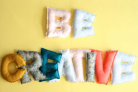 Les cousettes #4 : les lettres en tissu - Mymy Cracra : Blog DIY Frou Frou, Diy Couture, Alphabet, Textiles, Throw Pillows, Couture, Pillows, Home Decor, Home Décor