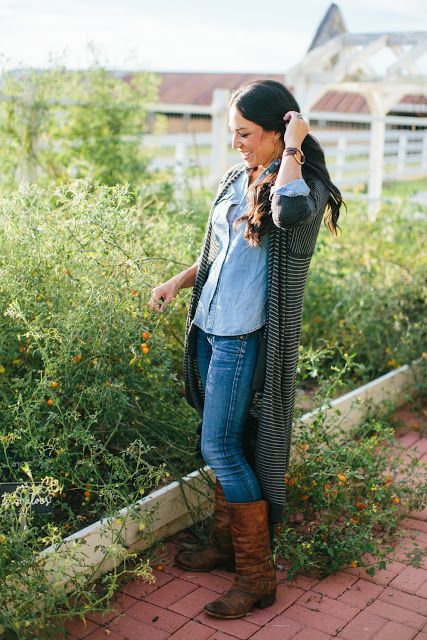 Joanna Gaines Leather Statement Bracelet Tutorial Joanna Gaines Style Clothes, Joanna Gaines Blog, Stylish Mom Outfits, Joanna Gaines Style, Fall Wardrobe Essentials, Stylish Mom, Vintage Mode, Minimal Chic, Joanna Gaines