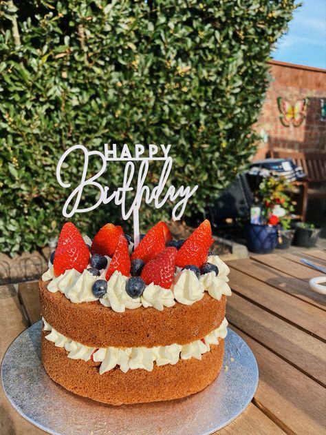 Vanilla sponge cake with buttercream, blueberries and strawberries. With a white happy birthday cake topper. Victoria Sponge Decoration, Victoria Sponge Cake Decoration Birthday, Victoria Sponge Birthday Cake, Birthday Cake One Layer, Victoria Sponge Cake Decoration, Sponge Fruit Cake, Birthday Cake With Fruit, Cake Fruit Decoration, Birthday Fruit Cake