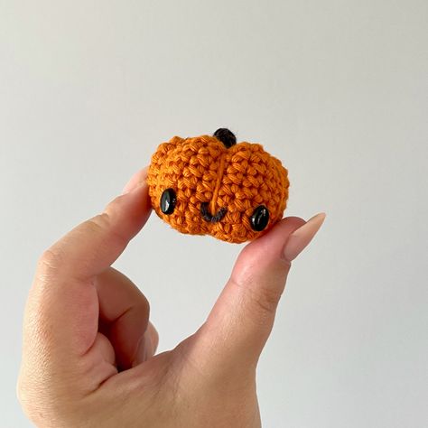 Pumpkin Amigurumi, Halloween Crochet Patterns, Fall Garland, Crochet Stitches For Beginners, Crochet Pumpkin, Mini Pumpkins, Halloween Crochet, Amigurumi Free, Halloween Patterns