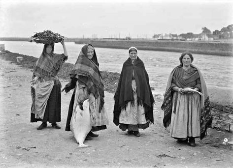 Women with Fish Catch.  Eason Photography Collection.  1900-1920.  National Library of Ireland. Irish Images, Irish Dress, Irish Clothing, Ireland History, Galway City, Irish Fashion, Irish Language, Irish Women, Old Irish