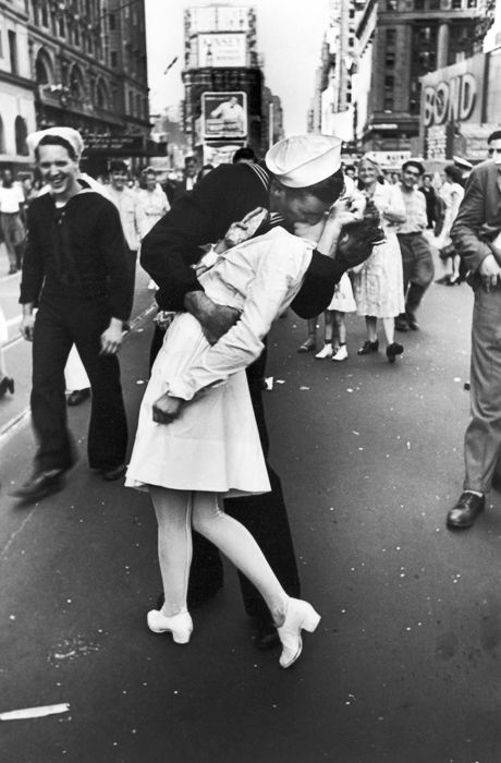 Pictures Worth a Thousand Words: Most Iconic Photos » ExpertPhotography American History Photos, Digital Photography Lessons, Powerful Pictures, Alfred Eisenstaedt, Rare Historical Photos, Steve Mccurry, Famous Photos, Navy Sailor, History Images