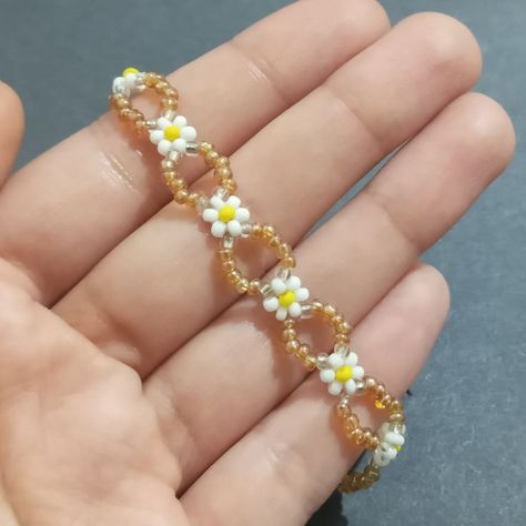 How To Make A Daisy Chain Bracelet, Seed Bead Leaf Pattern, Zig Zag Flower Bracelet Tutorial, Daisy Seed Bead Pattern, Seed Bead Bracelets Flower, Simple Seed Bead Bracelets, Diy Flower Bead Bracelet, Simple Beads Bracelet, Seed Bead Bracelets Patterns Tutorials