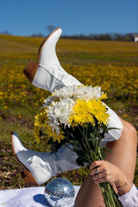 Cowgirl Boot Photoshoot, Boots Photoshoot, Floral Shoot, Girl Holding Flowers, Sunflower Photoshoot, Cowgirl Disco, Photoshoot Spring, Spring Shoot, 22 Birthday