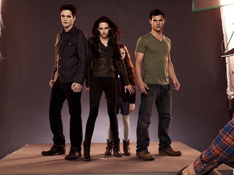 Bella Swan, Edward Cullen, and Jacob Black Twilight Jacob And Renesmee, Jacob And Renesmee, Twilight Jacob, The Twilight Saga Eclipse, Twilight Renesmee, Vampire Twilight, Twilight Saga Breaking Dawn, Twilight Moon, Twilight Saga Series