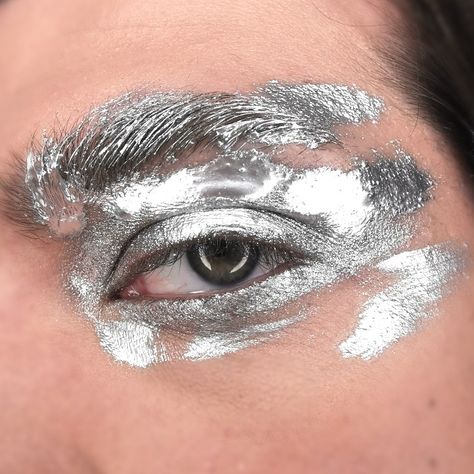 Metalic Make Up Aesthetic, 90s Silver Makeup, Silver Face Paint, Silver Fashion Aesthetic, Silver Eyebrows, Eye Makeup Men, Silver Moodboard, Metallic Makeup Looks, Chrome Makeup