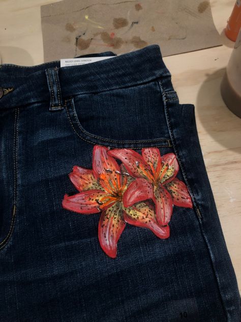 Pants With Paint On Them, Painting On Jean Pockets, Jeans With Flowers Embroidery, Embroidery On Jeans Pants, Painted Jeans Flowers, Painting Clothes Aesthetic, Diy Jeans Paint, Painting On Pants Ideas, Diy Painting Flowers