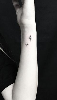 Star Wrist Tattoos For Women, Star Tattoo On Wrist, Wrist Tattoos Girls, Tattoo Star, Cute Simple Tattoos, Simple Tattoos For Women, Tattoos Infinity, Hand Tattoos For Girls, Cool Wrist Tattoos