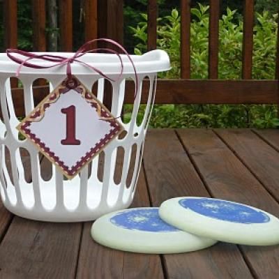 Frisbee toss game I made one for our kids and they loved it. I had one basket and put numbers on the bottom of the frisbees. A couple 5's , a 10 and then a 5+1. If they get the 5+1 in the basket then they could choose to take 6 points or take another throw with any one of the frisbees. Carnival Day, Deco Gamer, Outside Games, Reunion Games, Family Reunion Games, Frisbee Golf, Yard Games, Backyard Games, Camping Games