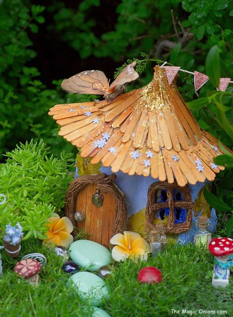 How cute are these magical flower beds? Get inspired by these 10 Fabulous Fairy Garden ideas that you can create as a weekend craft this spring. Fairy Garden Design Ideas, Fairy Village, Fairy Garden Crafts, Fairy Garden Designs, Faeries Gardens, Mini Fairy Garden, Fairy Crafts, Fairy Garden Houses, Terraria