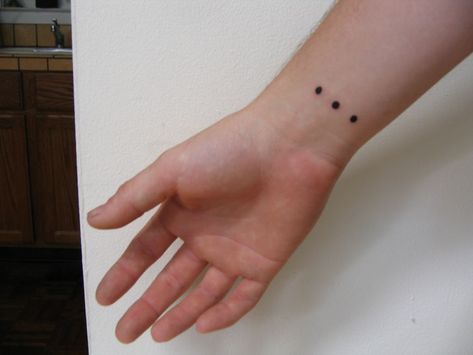 Significado de Tatuagens de Pontos Three Dots Tattoo Meaning, Dot Tattoo Meaning, 3 Dot Tattoo, Tato Dengan Makna, Tato Jari, Omerta Tattoo, Cool Wrist Tattoos, Literary Tattoos, Dot Tattoos