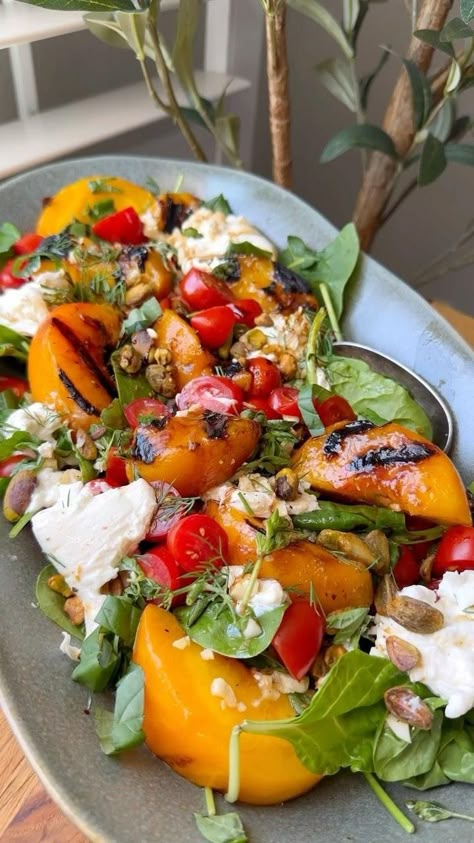 Grilled Peach and Burrata Salad 🍑  With peaches and nectarines at the peak of their season, this salad is an absolute must try! These… | Instagram Peach Burrata, Grilled Peach Salad, Sommer Mad, Galaxy Chocolate, Burrata Salad, Meat Pies, Peach Salad, Grilled Peaches, Frosting Recipe