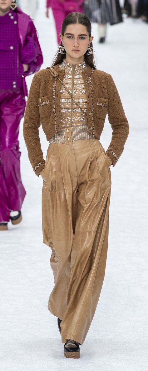 Chanel Fall Winter 2019/2020, Chanel 2019 Fall Winter, Chanel Winter, Chanel Fall 2019, Chanel Street Style, Chanel Ready To Wear, Channel Outfits, Chanel 2020, Chanel 2019