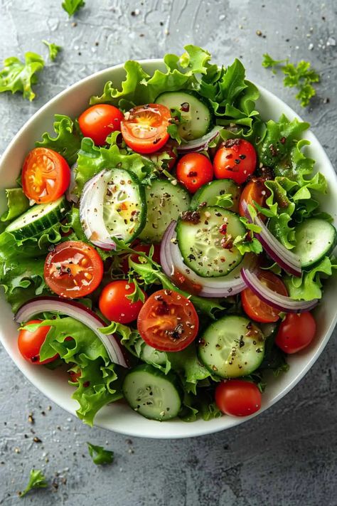 Garden Salad Recipe, Low Calorie Salad, Easy Salad Dressing, Leafy Green Salads, Low Carb Salad, Idee Pasto, Garden Salad, Idee Pasto Sano, Fresh Salads