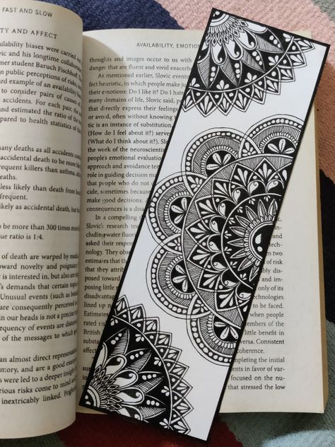 Bookmark Ideas Black And White, Bookmarks Handmade Mandala, Mandala Mehendi, Zentangle Bookmarks, Mandala Bookmark, Angel Videos, Mandala Book, Handmade Bookmarks Diy, Doddle Art