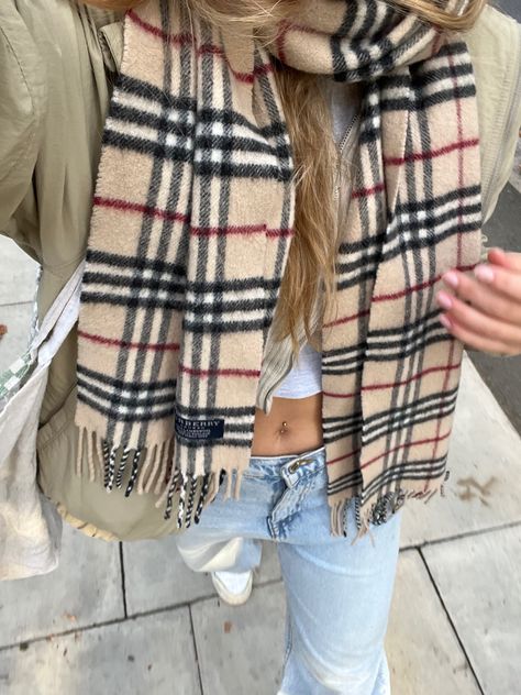 Outfit With Burberry Scarf, Preppy Scarf Outfit, Burbury Scarves Outfit, Check Scarf Outfit, Plaid Scarf Outfit Fall, Chunky Scarves Aesthetic, Beige Scarf Outfit, Burberry Scarf Outfit Winter, Burberry Scarf Outfit Aesthetic